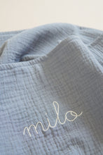 Afbeelding in Gallery-weergave laden, Personalised Muslin Swaddle (+ 8 kleuren)