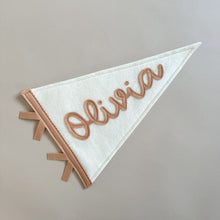 Afbeelding in Gallery-weergave laden, Name Pennant · Cursive