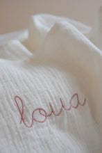 Afbeelding in Gallery-weergave laden, Personalised Muslin Swaddle (+ 8 kleuren)