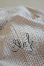 Afbeelding in Gallery-weergave laden, Personalised Muslin Swaddle (+ 8 kleuren)