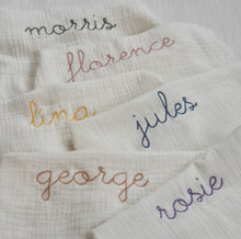 Afbeelding in Gallery-weergave laden, Personalised Muslin Swaddle (+ 8 kleuren)
