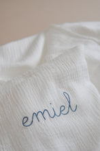 Afbeelding in Gallery-weergave laden, Personalised Muslin Swaddle (+ 8 kleuren)
