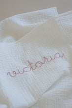 Afbeelding in Gallery-weergave laden, Personalised Muslin Swaddle (+ 8 kleuren)
